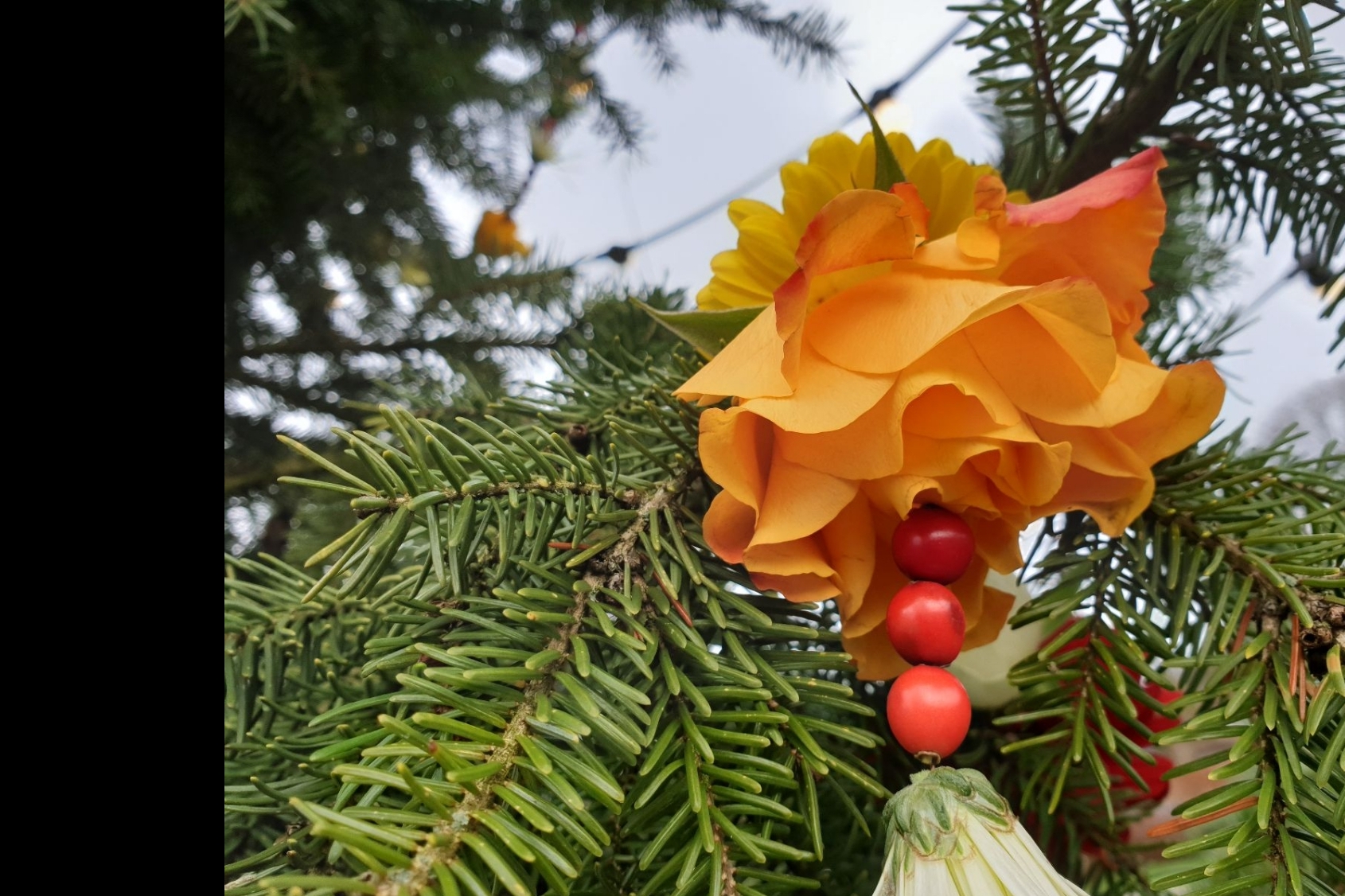 Samen bloemenslingers maken voor kerstboom